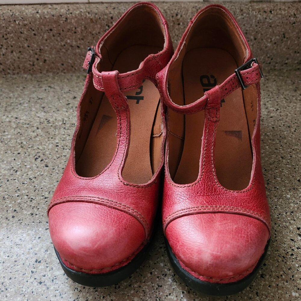 Mary Jane T strap shoe